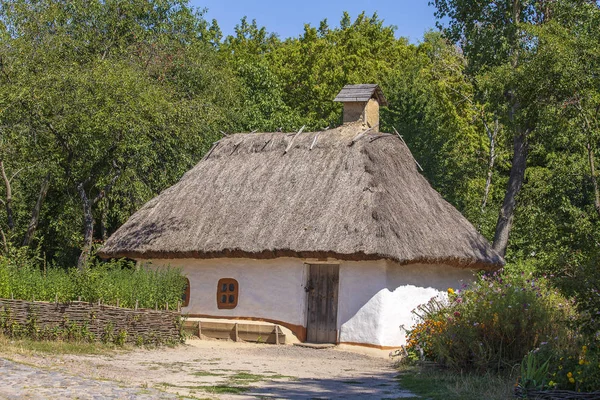 乌克兰有茅草屋顶的老房子。古老的传统乌克兰房子与稻草屋顶 — 图库照片