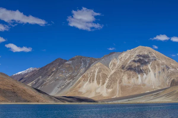 Hint Himalayalar, Ladakh bölgesi, Hindistan mavi gökyüzü ve göl Pangong karşı görkemli kayalık dağların görünümü. Doğa ve seyahat konsepti — Stok fotoğraf