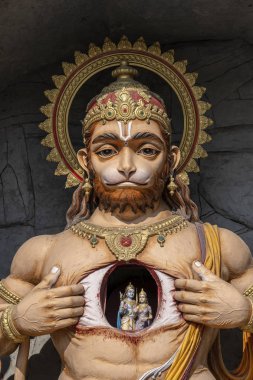 Hanuman heykeli, Ganges Nehri yakınlarında Hindu idol, Rishikesh, Hindistan. Hacılar için kutsal yerler