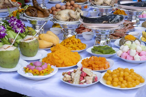 Sacrificale offerta di cibo per pregare Dio e memoriale agli antenati, Bangkok, Thailandia. Offerte tradizionali agli dei con cibo, verdura e frutta per gli dei della cultura thailandese — Foto Stock