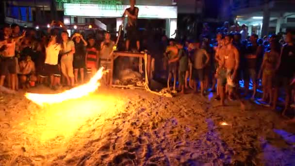 Koh Phangan Thajsko Prosince 2018 Chlapci Děvčata Skáčou Přes Ohnivé — Stock video