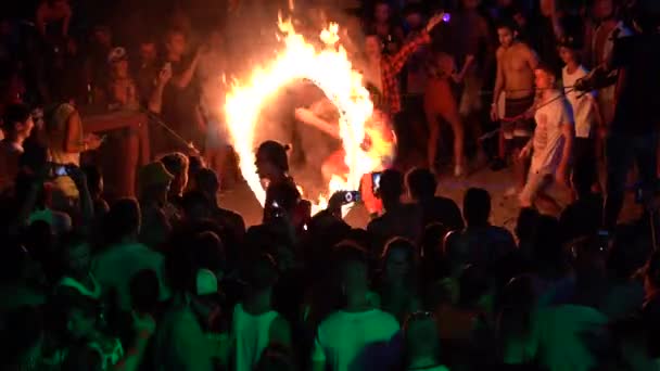 パンガン島 12月 2018 男と女の子は砂浜で夜に火のリングを飛び越える 島のパンガン島のフルムーンパーティーで火災ショー — ストック動画