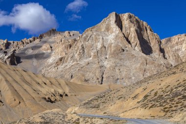 Manali karayolu Leh boyunca Himalaya dağ manzara. Hint Himalayaları'ndaki görkemli kayalık dağlar, Hindistan