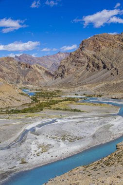 Manali karayolu Leh boyunca Himalaya dağ manzara. Hint Himalayaları'nda mavi nehir ve kayalık dağlar, Hindistan