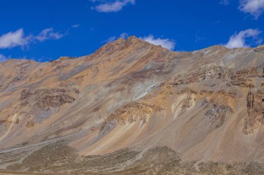 Manali karayolu Leh boyunca Himalaya dağ manzara. Hint Himalayaları'ndaki görkemli kayalık dağlar, Hindistan