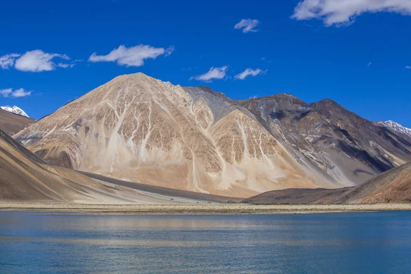 Vista de majestuosas montañas rocosas contra el cielo azul y el lago Pangong en el Himalaya indio, región de Ladakh, India. Naturaleza y concepto de viaje —  Fotos de Stock