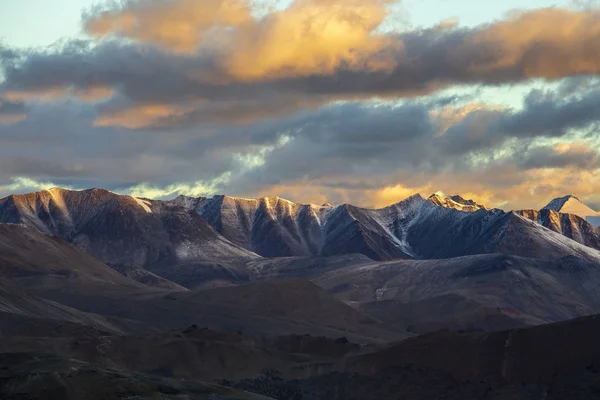 Paesaggio montano himalayano lungo l'autostrada Leh-Manali durante l'alba. Montagne rocciose nell'Himalaya indiano, India — Foto Stock