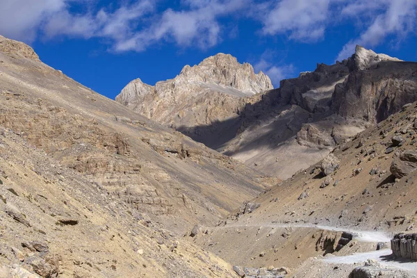 Manali karayolu Leh boyunca Himalaya dağ manzara. Hint Himalayalar,Hindistan'da dolambaçlı yol ve kayalık dağlar