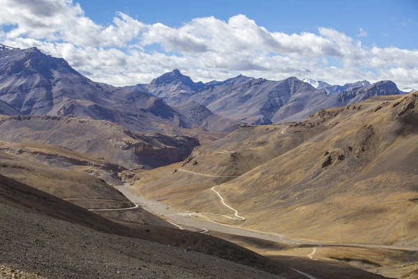 Manali karayolu Leh boyunca Himalaya dağ manzara. Hint Himalayalar,Hindistan'da dolambaçlı yol ve kayalık dağlar