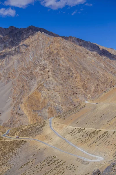 リーからマナリ高速道路に沿ったヒマラヤ山の風景。インド・ヒマラヤの雄大な岩山、インド — ストック写真