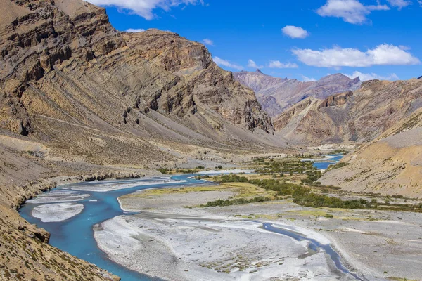 Paisagem montanhosa do Himalaia ao longo da estrada Leh para Manali. Rio azul e montanhas rochosas no Himalaia indiano, Índia — Fotografia de Stock