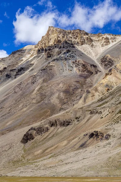 リーからマナリ高速道路に沿ったヒマラヤ山の風景。インド・ヒマラヤの雄大な岩山、インド — ストック写真