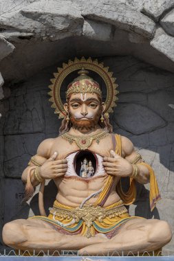 Hanuman heykeli, Ganges Nehri yakınlarında Hindu idol, Rishikesh, Hindistan. Hacılar için kutsal yerler
