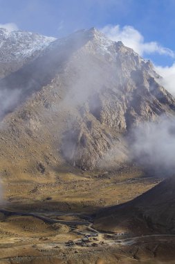 Hint Himalayalar, Ladakh bölgesi, Hindistan görkemli kayalık dağların görünümü. Doğa ve seyahat konsepti