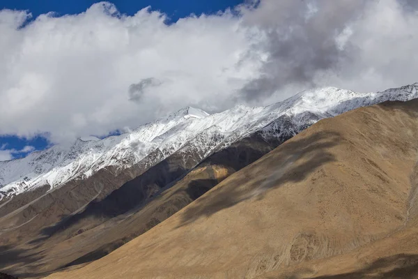 Blick auf majestätische felsige Berge im indischen Himalaya, ladakh Region, Indien. Natur und Reisekonzept — Stockfoto