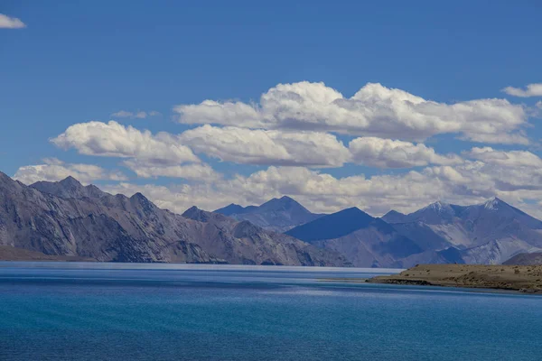Hint Himalayalar, Ladakh bölgesi, Hindistan mavi gökyüzü ve göl Pangong karşı görkemli kayalık dağların görünümü. Doğa ve seyahat konsepti — Stok fotoğraf