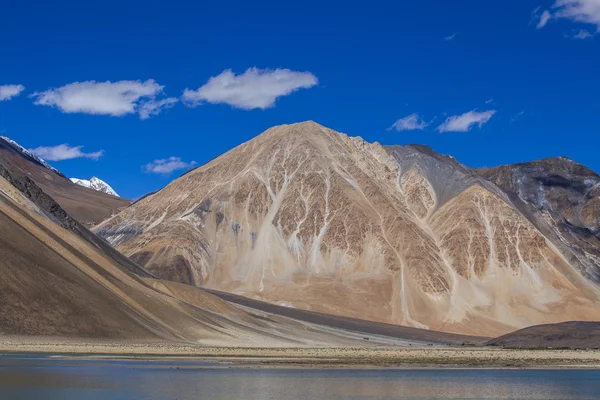 Widok majestatycznych gór skalistych na błękitne niebo i jezioro Pangong w Indian Hipoty, region Ladakh, Indie. Koncepcja przyrody i podróży — Zdjęcie stockowe
