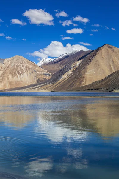 Vista de majestuosas montañas rocosas contra el cielo azul y el lago Pangong en el Himalaya indio, región de Ladakh, India. Naturaleza y concepto de viaje — Foto de Stock