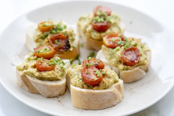 Panino tostato fatto in casa con avocado, pomodoro ciliegia e aneto verde sul pane bianco, concetto di cibo sano per la colazione — Foto Stock