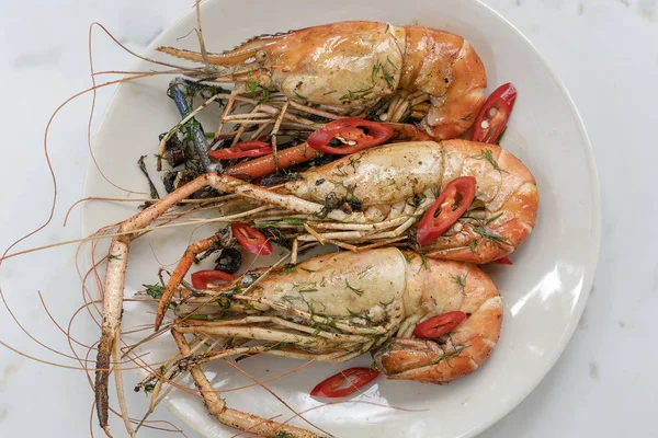 Langostinos fritos con ajo y hierbas, de cerca, Tailandia —  Fotos de Stock