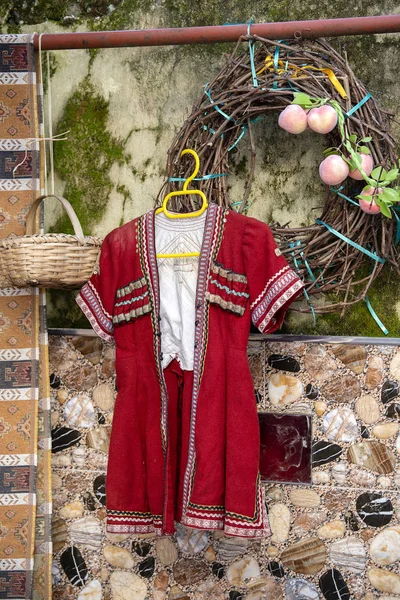 Traje popular georgiano para homens pendurados em um cabide no quintal. Batumi, Geórgia — Fotografia de Stock