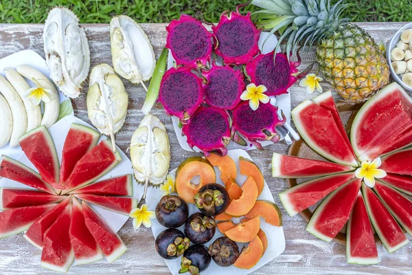 Sortiment de fructe tropicale pe o masă, aproape, vedere de sus. Insula Bali, Indonezia — Fotografie, imagine de stoc