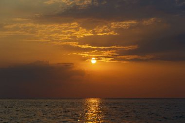 Tropikal plaj yakın sakin deniz suyu üzerinde renkli günbatımı. Yaz tatili konsepti. Island Phangan, Tayland