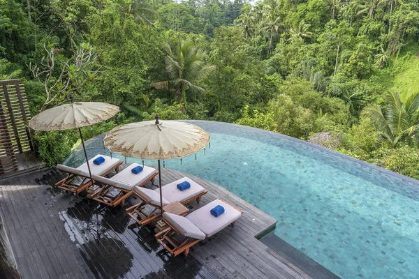 Vista del agua de la piscina y tumbonas en la selva tropical cerca de Ubud, Bali, Indonesia, vista superior —  Fotos de Stock