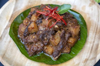 Endonezya çanak - biber soslu kızarmış et, closeup