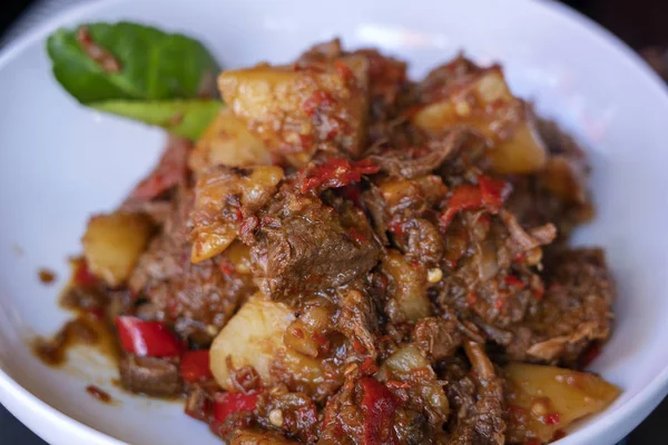 Indonesian dish - fried meat in chili sauce, closeup — Stock Photo, Image