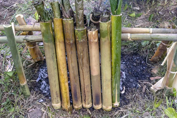 Burning bamboo rice in traditional cooking, asian food. Ubud, island Bali, Indonesia . Closeup. Burned sticky rice with sweet coconut milk in bamboo shot — Stock Photo, Image