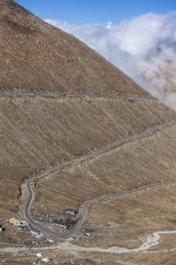 Hint Himalayalar, Ladakh, Hindistan 'da sarma yol ve görkemli kayalık dağların görünümü. Doğa ve seyahat konsepti