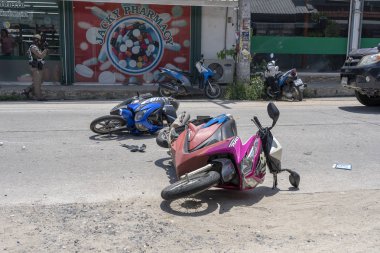 Tropik ada Koh Phangan, Tayland yolda oldu Motosiklet kazası . Sokakta motosiklet arasında trafik kazası