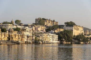 Udaipur şehrinde antik mimari ve göl suyu, Rajasthan, Hindistan