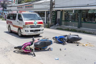 Tropik ada Koh Phangan, Tayland yolda oldu Motosiklet kazası . Sokakta motosiklet arasında trafik kazası