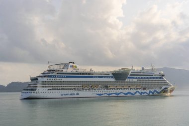 Ada koh Samui yakın Güney Çin Denizi'nde Siam Bay Büyük beyaz lüks yolcu gemisi Aida Bella. Alman hattı Aida Cruises. Güzel deniz manzarası. Cruise liner ile arka plan
