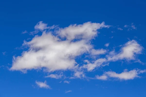 Όμορφο λευκό σύννεφο σε φόντο γαλάζιο του ουρανού — Φωτογραφία Αρχείου