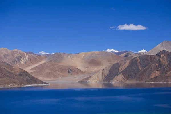 Vista das majestosas montanhas rochosas contra o céu azul e o lago Pangong no Himalaia indiano, região de Ladakh, Índia. Natureza e conceito de viagem — Fotografia de Stock