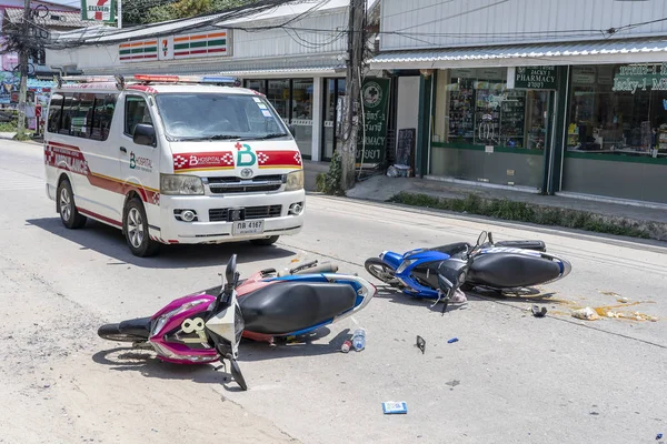 Wypadek motocyklowy, który wydarzył się na drodze na tropikalnej wyspie Koh Phangan, Tajlandia. Wypadek drogowy między motocyklem na ulicy — Zdjęcie stockowe