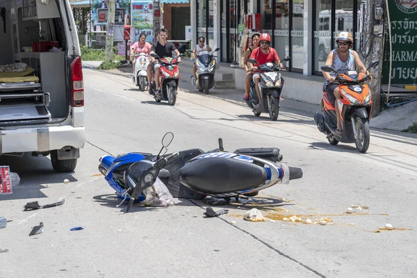 Wypadek motocyklowy, który wydarzył się na drodze na tropikalnej wyspie Koh Phangan, Tajlandia. Wypadek drogowy między motocyklem na ulicy — Zdjęcie stockowe