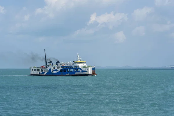 Raja Ferry przewożenia pasażerów, samochodów i towarów z molo Donsak do Samui i Phangan port Island, Tajlandia — Zdjęcie stockowe