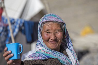 Yaşlı kimliği belirsiz yerel kadın, Ladakh, Hindistan'da açık havada. Yerel nüfusun çoğunluğu Tibet soyundan.