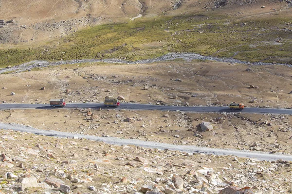 Camión en la carretera Manali-Leh de gran altitud en el valle de Lahaul, estado de Himachal Pradesh, Himalaya india, India —  Fotos de Stock