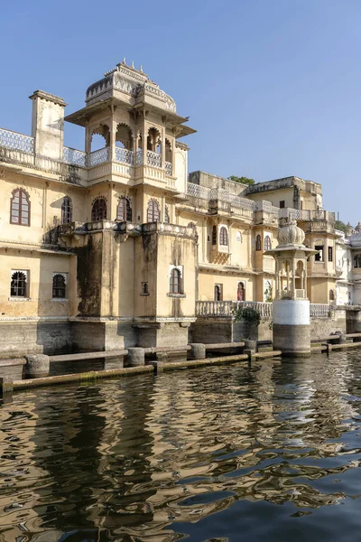 Architettura, facciata decorata vicino al lago d'acqua a Udaipur, Rajasthan, India — Foto Stock