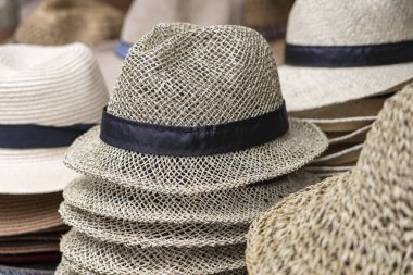 Ubud sokakta yerel pazarda turistler için Satılık ekranda saman şapka, ada Bali, Endonezya, çekim