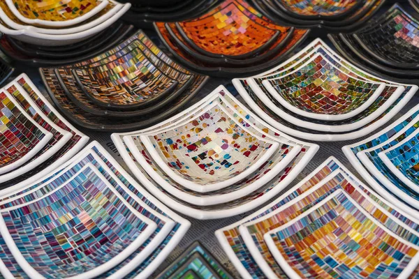 Colorful mosaic decorative plates on the market for sale on local street market in Ubud, island Bali, Indonesia . Souvenirs for tourist — Stock Photo, Image