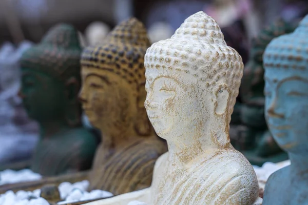 Buda estátua figuras lembrança em exposição para venda no mercado de rua em Bali, Indonésia. Artesanato e exibição de loja de souvenirs, close-up — Fotografia de Stock