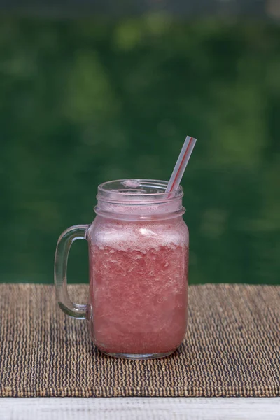 Batido de toranja rosa ou smoothie na mesa, de perto. Pequeno-almoço na ilha Bali, Indonésia — Fotografia de Stock