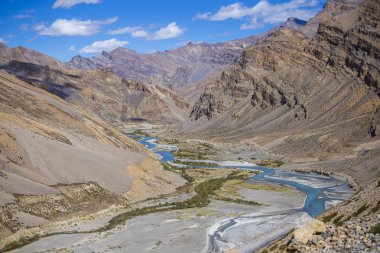 Manali karayolu Leh boyunca Himalaya dağ manzara. Hint Himalayaları'nda mavi nehir ve kayalık dağlar, Hindistan