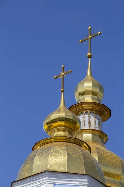 Kiev, Ukrayna'daki St. Michael Manastırı'ndaki kilisenin mavi gökyüzü arka planı üzerindeki altın kubbeler — Stok fotoğraf